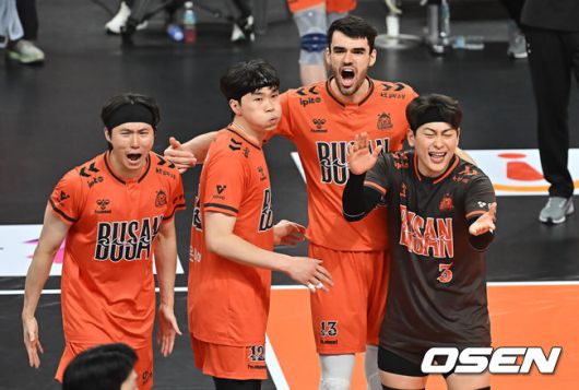 [OSEN=부산, 이석우 기자] 17일 부산 강서실내체육관에서 진에어 2025-2026 V리그 남자부 OK저축은행과 삼성화재의 경기가 열렸다. OK저축은행은 삼성화재전에서도 시즌 4번째 매진을 달성하며 뜨거운 홈 열기에 힘입어 세트 스코어 3-2로 짜릿한 역전승을 기록했다.OK저축은행 디미트로프가 5세트를 17-15로 승리한 후 동료들과 기쁨을 나누고 있다. 2026.01.17 / foto0307@osen.co.kr