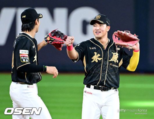 [OSEN=수원, 최규한 기자] 프로야구 KT 위즈가 한화 이글스 코디 폰세에게 첫 패전을 안기며 5위 자리를 사수했다.KT는 20일 수원 KT위즈파크에서 열린 2025 신한 SOL Bank KBO리그 한화와의 홈경기를 4-2로 승리했다.안현민이 시즌 21호 스리런 홈런 포함 3타수 2안타 4타점 1볼넷으로 맹타를 휘두르며폰세를 무너뜨렸다. 폰세는 5이닝 4실점으로 개막 이후 최다 17연승을 마감,시즌 28경기 만에 첫 패전을 당했다.경기를 마치고 승리한 KT 외야수 안현민과 장진혁이 인사를 나누고 있다. 2025.09.20 / dreamer@osen.co.kr