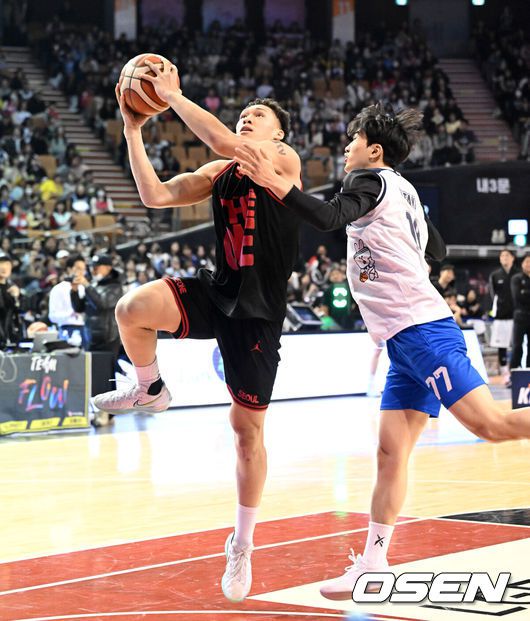 [OSEN=잠실, 이대선 기자] 18일 서울 잠실실내체육관에서 2025~2026시즌 LG전자 프로농구 올스타전이 열렸다.팬 투표와 선수단 투표, 감독 추천 선수로 이름을 올린 KBL  스타 24명이 유기상(LG)을 앞세운 '팀 브라운', 이정현(소노)이 선봉에 서는 '팀 코니'로 나뉘어 대결한다.다니엘이 1V1 콘테스트에서 공격을 시도하고 있다. 2026.01.18 /sunday@osen.co.kr