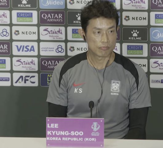 [사진] 기자회견에 대신 참석한 이경수 수석코치