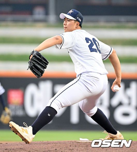 [OSEN=대전, 이대선 기자] 2일 오후 대전 한화생명볼파크에서 ‘제3회 한화이글스배 고교vs대학 올스타전’이 열렸다.올해로 3회째를 맞는 한화이글스배 고교vs대학 올스타전은 한화 구단과 KBSA가 공동으로 주최하는 이벤트 경기다.1회말 무사에서 고교팀 선발투수 김민준이 역투하고 있다. 2025.06.02 /sunday@osen.co.kr