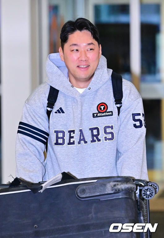 [OSEN=인천공항, 박준형 기자] 2026시즌 스프링캠프 1차 훈련 나서는 두산 베어스 선발대가 18일 인천국제공항을 통해 호주 시드니로 출국했다.본진은 23일 시드니로 출국해 1차 캠프를 진행한 뒤, 일본 미야자키에서 2차 캠프를 이어간다.두산 양석환이 공항으로 들어서고 있다.  2026.01.18 / soul1014@osen.co.kr