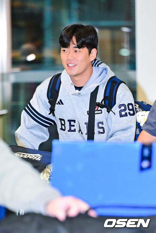 [OSEN=인천공항, 박준형 기자] 2026시즌 스프링캠프 1차 훈련 나서는 두산 베어스 선발대가 18일 인천국제공항을 통해 호주 시드니로 출국했다.선발대는 양의지 양석환 정수빈 김인태 김명신 최원준 이영하 이병헌이다. 본진은 23일 시드니로 출국해 1차 캠프를 진행한 뒤, 일본 미야자키에서 2차 캠프를 이어간다.두산 이병헌이 공항으로 들어서고 있다.  2026.01.18 / soul1014@osen.co.kr