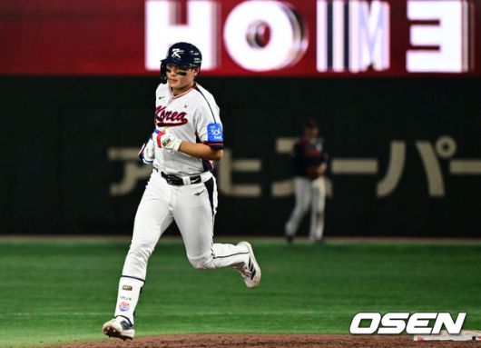 [OSEN=도쿄(일본), 조은정 기자] 국 야구 대표팀이 극적인 무승부를 거두며 한일전 연패를 10연패에서 막았다.한국은 16일 일본 도쿄도 도쿄돔에서 열린 ‘2025 NAVER K-BASEBALL SERIES’ 일본과의 2차전에서 7-7 무승부를 거뒀다. 2연전 시리즈 1무 1패를 기록한한국은 2015년 프리미어12 준결승전 4-3 승리 이후 성인 대표팀 기준(아시안게임 제외) 한일전에서 10연패를 기록했지만 처음으로 무승부를 만드는데 성공했다.9회말 2사에서 대한민국 김주원이 우중월 솔로 홈런을 치고 그라운드를 돌고 있다. 2025.11.16 /cej@osen.co.kr