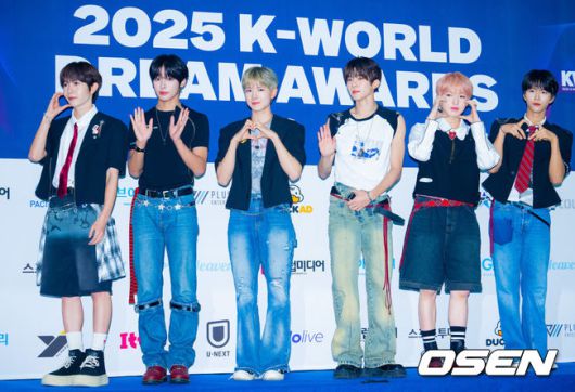 [OSEN=민경훈 기자] 21일 오후 서울 송파구 잠실실내체육관에서 '2025케이 월드 드림 어워즈'(2025 K WORLD DREAM AWARDS) 블루카펫 및 포토월 행사가 진행됐다.지난2017년 '제1회 소리바다 베스트 케이뮤직 어워즈'로 출발해 올해로9년째 이어지고 있는 이 시상식은 글로벌 시장에서 케이팝을 빛내고 있는 주역들과 셀럽들이 한자리에 모여 다채로운 볼거리를 제공한다.엔시티 위시(NCT WISH)가 입장하며 포즈를 취하고 있다. 2025.08.21 /rumi@osen.co.kr