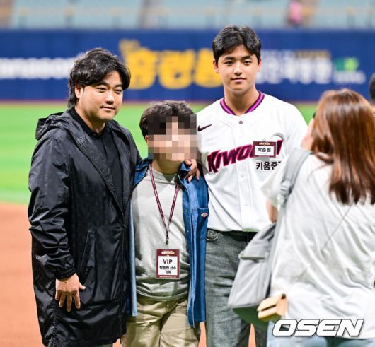 [OSEN=고척 박준형 기자] 호랑이군단이 가을야구를 향한 실낱같은 희망을 이어갔다.프로야구 KIA 타이거즈는 24일 서울 고척스카이돔에서 열린 2025 신한 SOL뱅크 KBO리그 키움 히어로즈와의 시즌 마지막 맞대결(16차전)에서 2-0으로 승리했다.8위 KIA는 2연패에서 탈출하며 ‘1’밖에 남지 않은 가을야구 탈락 확정 트래직 넘버 소멸을 막았다. 시즌 63승 4무 71패. 올해 키움전은 8승 2무 6패 우위로 마쳤다. 반면 2연패에 빠진 최하위 키움은 47승 4무 90패가 됐다.키움 신인 박준현이 아버지 박석민 전 코치와 포즈를 취하고 있다.   2025.09.24 / soul1014@osen.co.kr