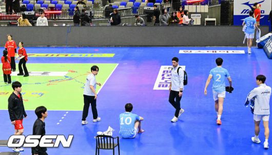 [OSEN=수원, 박준형 기자]  한국전력이 1위 대한항공을 상대로 세트 스코어 3-0(25-20 25-21 25-18) 완승을 거두며 리그 3위로 올라섰다.반면 1위 대한항공은 승점을 추가하지 못해 승점 45에 머물렀고, 2위 현대캐피탈과의 격차를 벌리지 못하며 선두 자리가 더욱 위태해졌다.경기종료 후 대한항공 정지석이 코트에 남아 아쉬워하고 있다.     2026.01.20 / soul1014@osen.co.kr