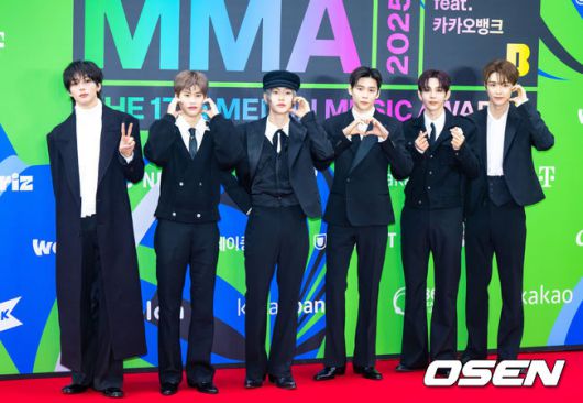 [OSEN=박준형 기자] 2025 멜론뮤직어워드(MMA2025)가 20일 오후 서울 고척스카이돔에서 진행됐다. 이날 행사에는 지드래곤(G-DRAGON), 박재범, 10CM, 지코, 엑소(EXO), 우즈(WOODZ), 제니(JENNIE), 에스파(aespa), 아이브(IVE), 한로로, 보이넥스트도어(BOYNEXTDOOR), 라이즈(RIIZE), 플레이 브(PLAVE), 엔시티 위시(NCT WISH), 아일릿(ILLIT), 하츠투하츠(Hearts2Hearts), 키키(Kiki), 올데 이 프로젝트(ALLDAY PROJECT), 아이딧(IDID), 알파드라이브원(ALPHA DRIVE ONE) 등 초호화 아티스트 라인업으로 꾸려졌다. 그룹 라이즈가 포즈를 취하고 있다.   2025.12.20 / soul1014@osen.co.kr