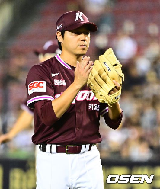 [OSEN=잠실, 지형준 기자] 18일 오후 서울 잠실구장에서 ‘2025 신한 SOL Bank KBO리그’ 두산 베어스와 키움 히어로즈의 경기가 열렸다.두산은 잭로그, 키움은 하영민이 선발로 나섰다.6회말 수비를 마친 키움 하영민이 박수를 치고 있다. 2025.09.18 /jpnews@osen.co.kr
