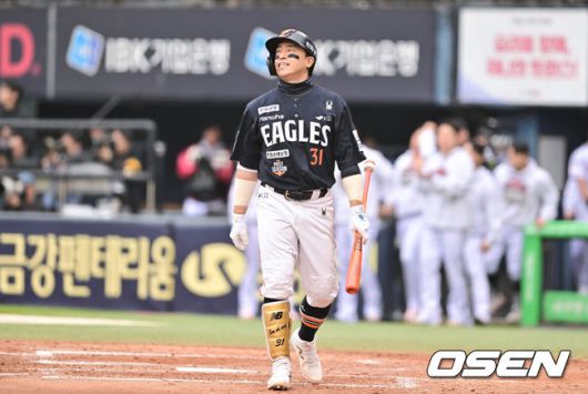 [OSEN=잠실, 박준형 기자] 26일 오후 서울 잠실야구장에서 2025 신한 SOL Bank KBO리그 포스트시즌 한국시리즈 1차전 LG 트윈스와 한화 이글스의 경기가 열렸다.LG는 앤더스 톨허스트, 한화는 문동주를 선발 투수로 내세웠다.5회초 2사 3루 한화 손아섭이 헛스윙 삼진아웃된뒤 아쉬워하고 있다.   2025.10.26 / soul1014@osen.co.kr