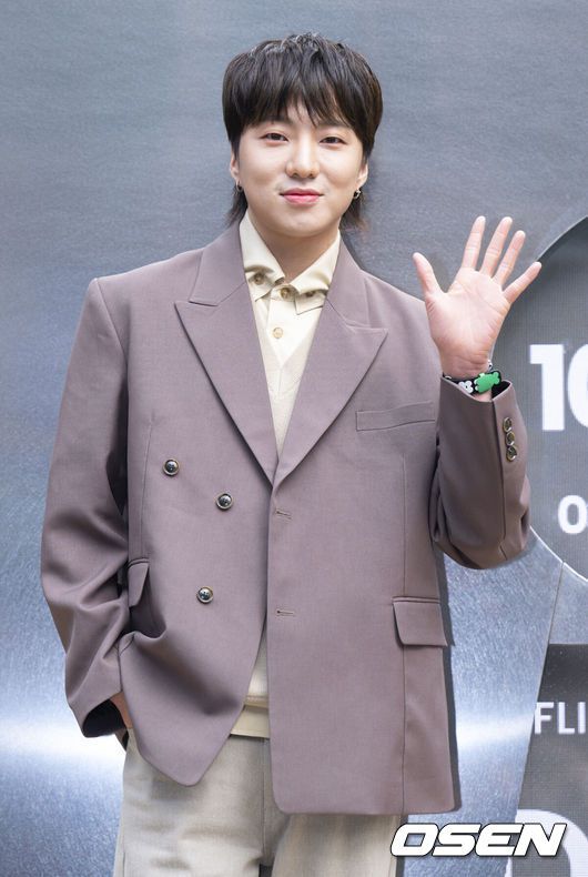 [OSEN=김성락 기자] 28일 오전 서울 성동구 성수동에서 한 패션 테크 브랜드의 첫 플래그십 스토어 기념 포토월 행사가 열렸다. 위너 강승윤이 취재진을 향해 포즈를 취하고 있다. /ksl0919@osen.co.kr