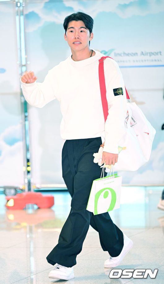 [OSEN=인천공항, 최규한 기자] 미국 메이저리그 LA 다저스 김혜성이 2026 시즌을 위해 21일 오후 인천공항을 통해 미국으로 출국했다.2026 WBC 야구국가대표팀 1차 전지훈련에 참가한 김혜성은 지난 20일 귀국 후 미국으로 건너가 새 시즌 준비를 이어간다.김혜성이 출국장에 들어서고 있다. 2026.01.21 / dreamer@osen.co.kr