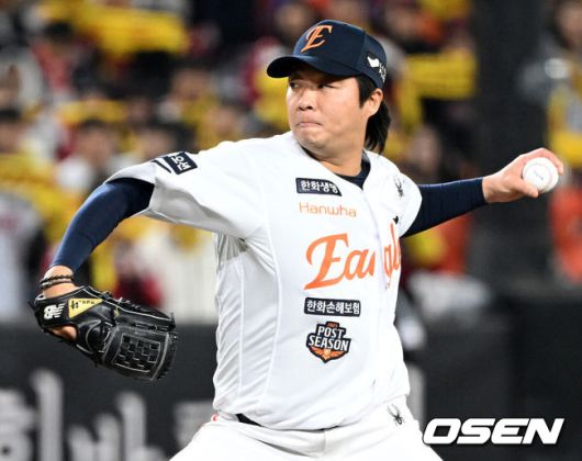 [OSEN=대전, 이대선 기자] 29일 대전 한화생명볼파크에서 2025 신한 SOL Bank KBO리그 포스트시즌 한국시리즈 3차전 한화 이글스와 LG 트윈스의 경기가 열렸다.이날 경기에 한화는 폰세를, LG는 손주영을 선발투수로 내세웠다. 8회초 2사 1루에서 한화 김범수가 역투하고 있다. 2025.10.29 /sunday@osen.co.kr