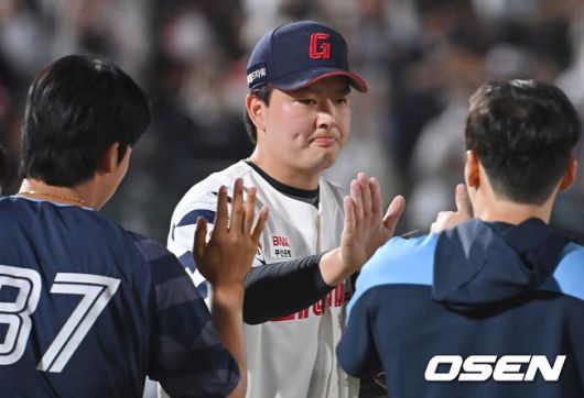 [OSEN=부산, 이석우 기자] 18일 부산 사직야구장에서 2025 신한 SOL 뱅크 KBO 리그 롯데 자이언츠와 한화 이글스의 경기가 열렸다. 홈팀 롯데는 홍민기가, 방문팀 한화는 엄상백이 선발 출전했다.롯데 자이언츠 김원중이 한화 이글스에 6-3으로 승리, 팀 최초 150 세이브를 달성하고 하이파이브를 하고 있다. 2025.06.18 / foto0307@osen.co.kr