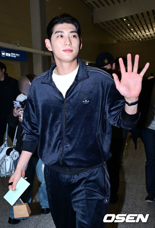 [OSEN=인천공항, 최규한 기자] 미국 메이저리그 샌프란시스코 자이언츠 이정후가 2026 시즌을 위해 21일 오후 인천공항을 통해 미국으로 출국했다.이정후는 LA에서 개인 훈련을 진행한 뒤 팀 스프링캠프가 열리는 애리조나주 스코츠데일로 이동할 계획이다.이정후가 출국하며 인사를 전하고 있다. 2026.01.21 / dreamer@osen.co.kr