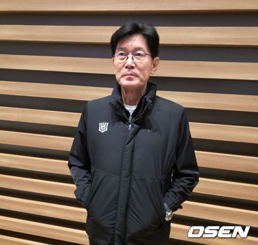 [OSEN=인천공항, 이후광 기자] KT 이강철 감독 / backlight@osen.co.kr