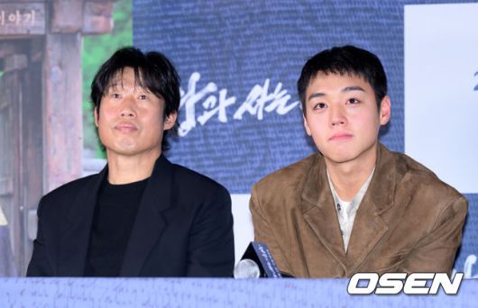 [OSEN=이대선 기자] 21일 오후 서울 강남구 메가박스 코엑스에서 영화 ‘왕과 사는 남자’ 언론시사회가 열렸다.'왕과 사는 남자'는 1457년 청령포, 마을의 부흥을 위해 유배지를 자처한 촌장과 왕위에서 쫓겨나 유배된 어린 선왕의 사연을 그린 작품으로 2월 4일 개봉한다.배우 유해진, 박지훈이 취재진의 질문을 듣고 있다. 2026.01.21 /sunday@osen.co.kr