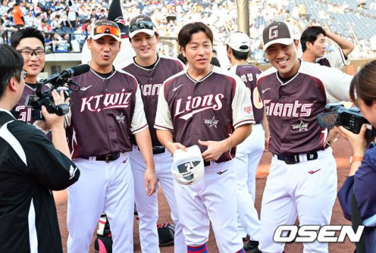 [OSEN=대전, 박준형 기자] 12일 오후 대전 한화생명볼파크에서 2025 신한 SOL뱅크 KBO 올스타전이 열렸다.13년 만에 대전에서 열리는 KBO 올스타전은 드림 올스타와 나눔올스타 대표로 나선 총 30명의 선수가 치열한 승부를 펼친다.경기 앞서 삼성 강민호와 KT 장성우가 롯데 선수들과 함께 이야기를 나누고 있다.   2025.07.12 / soul1014@osen.co.kr