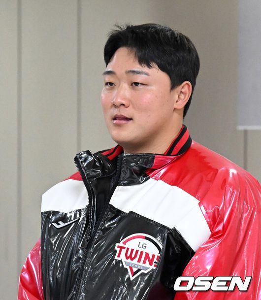 [OSEN=잠실, 이대선 기자] 6일 오후 서울 잠실야구장에서 LG 트윈스 2026년 선수단 신년인사회가 열렸다. 군 복무를 마치고 복귀한 LG 이재원이 인사를 하고 있다. 2026.01.06 /sunday@osen.co.kr