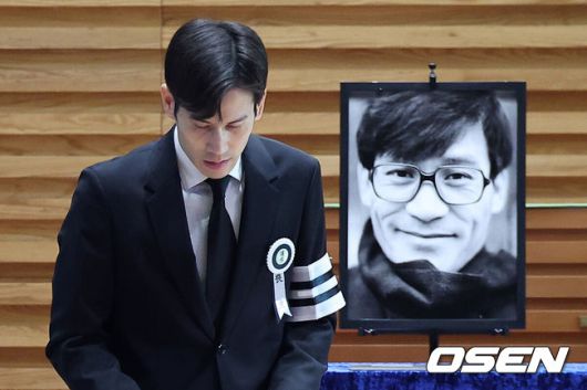 [OSEN=지형준 기자] 故 안성기 장례 미사 및 영결식이 9일 서울 명동성당에서 엄수됐다.안성기는 지난 5일 오전 9시 서울 용산구 순천향대병원 중환자실에서 치료를 받던 중 가족들이 지켜보는 가운데 향년 74세로 세상을 떠났다. 지난달 30일 자택에서 음식물이 목에 걸린 채 쓰러져 병원으로 이송된 뒤 의식불명 상태로 치료를 받아온 지 6일 만이다.영결식에서는 고인의 마지막 소속사 아티스트컴퍼니의 수장인 정우성과 이정재가 각각 영정과 훈장을 들며 고인을 배웅했다. 운구는 설경구, 박철민, 유지태, 박해일, 조우진, 주지훈이 맡았다.고인의 장남 안다빈씨가 인사말을 마치고 자리로 돌아가고 있다. 2026.01.09 / jpnews@osen.co.kr사진=사진공동취재단