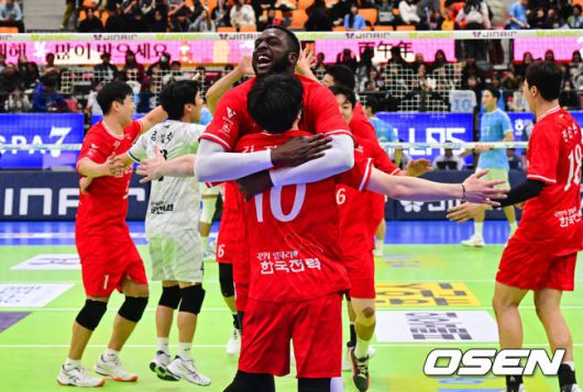 [OSEN=수원, 박준형 기자]  한국전력이 1위 대한항공을 상대로 세트 스코어 3-0(25-20 25-21 25-18) 완승을 거두며 리그 3위로 올라섰다.반면 1위 대한항공은 승점을 추가하지 못해 승점 45에 머물렀고, 2위 현대캐피탈과의 격차를 벌리지 못하며 선두 자리가 더욱 위태해졌다.3세트 한국전력 김정호가 서브에이스로 경기를 마무리 짓고 베논과 기뻐하고 있다.    2026.01.20 / soul1014@osen.co.kr