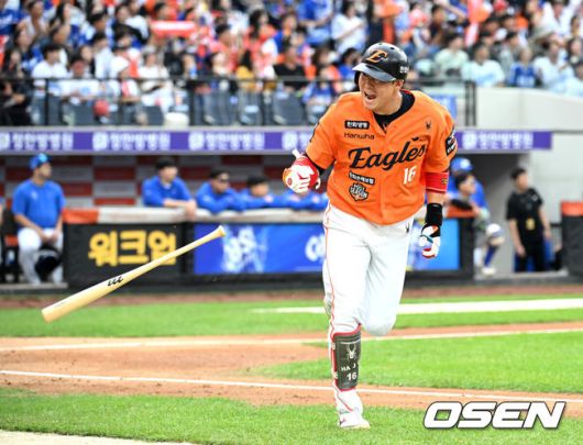 [OSEN=대전, 이대선 기자] 19일 오후 대전 한화생명볼파크에서 2025 신한 SOL Bank KBO리그 포스트시즌 플레이오프 2차전 한화 이글스와 삼성 라이온즈의 경기가 열렸다.한화는 라이언 와이스, 삼성은 최원태를 선발 투수로 내세웠다.2회말 1사에서 한화 하주석이 중전 안타를 치고 환호하고 있다. 2025.10.19 /sunday@osen.co.kr