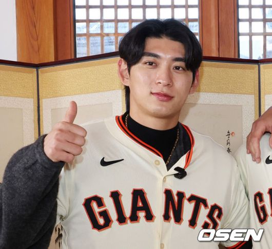 [OSEN=이대선 기자] 6일 서울 종로구 클래식고택 디토에서 미국 프로야구 메이저리그 베이스볼(MLB) 샌프란시스코 자이언츠 한국 방문 미디어데이가 열렸다. 이날 한국 문화 체험 행사에 샌프란시스코 자이언츠 이정후, 토니 비텔로 감독, 윌리 아다메스가 참석했다.이정후,가 포토타임을 가지고 있다. 2026.01.06 /sunday@osen.co.kr