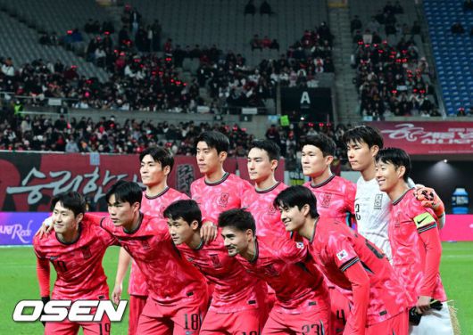 [OSEN=서울월드컵경기장, 지형준 기자] 홍명보 감독이 이끄는 대한민국 축구대표팀이 18일 오후 서울월드컵경기장에서 아프리카 강호 가나와 평가전을 가졌다.홍명보호의 2025년의 끝을 장식할 경기다. 내달 2026 국제축구연맹(FIFA) 북중미 월드컵 조 추첨을 앞두고 열리는 마지막 평가전이기도 하다. 현재 한국은 가나전 결과와 상관없이 사실상 월드컵 포트 2가 확정된 상태다. 아프리카 예선을 뚫고 북중미행에 성공한가나는 FIFA 랭킹 73위다.22위 한국보다는 51계단낮다. 하지만 통산 전적에서 4승 3패로 한국보다 우위다.경기에 앞서 대한민국 베스트 11 선수들이 포즈를 취하고 있다. 2025.11.18 /jpnews@osen.co.kr