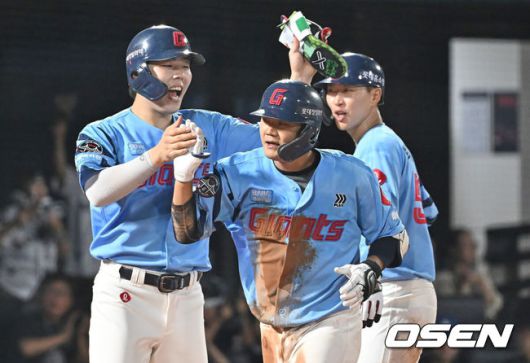 [OSEN=부산, 이석우 기자] 31일 부산 사직야구장에서 2025 신한 SOL 뱅크 KBO 리그 롯데 자이언츠와 NC 다이노스의 경기가 열렸다. 홈팀 롯데는 데이비슨이, 방문팀 NC는 김녹원이 선발 출전했다.롯데 자이언츠 손호영이 3회말 2사 만루 좌월 만루 홈런을 치고 하이파이브를 하고 있다. 2025.07.31 / foto0307@osen.co.kr