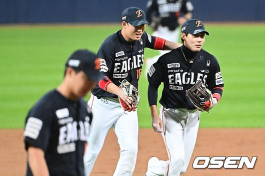 [OSEN=대구, 이석우 기자] 22일 대구 삼성라이온즈파크에서 2025 신한 SOL뱅크 KBO 플레이오프 삼성 라이온즈와 한화 이글스의 4차전 경기가 열렸다. 홈팀 삼성은 원태인이, 방문팀 한화는 정우주가 선발 투수로 출전했다.한화 이글스 하주석과 심우준이 3회말 1사 1루 삼성 라이온즈 김성윤을 유격수 병살로 잡고 기뻐하고 있다. 2025.10.22 / foto0307@osen.co.kr