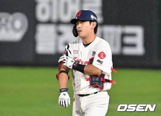[OSEN=부산, 이석우 기자] 9일 부산 사직야구장에서 2025 신한 SOL 뱅크 KBO 리그 롯데 자이언츠와 한화 이글스의 경기가 열렸다. 홈팀 롯데는 박세웅이, 방문팀 한화는 와이스가 선발 출전했다.롯데 자이언츠 황성빈이 2회말 2사 1,2루 2루수 땅볼로 아웃되고 아쉬워하고 있다. 2025.09.09 / foto0307@osen.co.kr