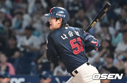 [OSEN=창원, 이석우 기자] 22일 창원NC파크에서 2025 신한 SOL 뱅크 KBO 리그 NC 다이노스와 롯데 자이언츠의 경기가 열렸다. 홈팀 NC는 신민혁이, 방문팀 롯데는 박세웅이 선발 출전했다. 롯데 자이언츠 나승엽이 4회초 1사 2,3루 1타점 내야 안타를 치고 있다. 2025.08.22 / foto0307@osen.co.kr