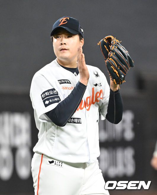 [OSEN=대전, 김성락 기자] 4일 오후 대전 한화생명볼파크에서 ‘2025 신한 SOL Bank KBO리그’ 한화 이글스와 KT 위즈의 경기가 열렸다.이날 홈팀 한화는 와이스, KT는 오원석을 선발로 내세웠다.8회초 무사 1루 한화 한승혁이 KT 허경민을 병살타로 처리한 뒤 박수를 치고 있다. 2025.06.04 / ksl0919@osen.co.kr