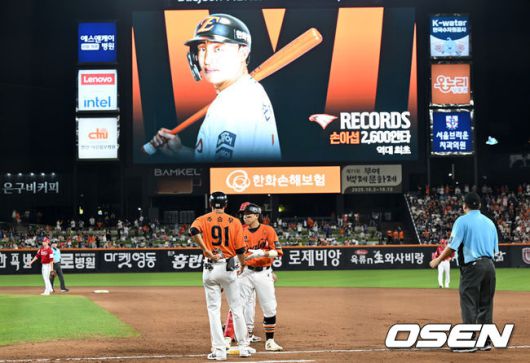 [OSEN=대전, 이대선 기자] 23일 오후 대전 한화생명볼파크에서 2025 신한 SOL Bank KBO리그 한화 이글스와 SSG 랜더스의 경기가 열렸다.한화는 황준서, SSG은 화이트를 선발로 내세웠다.8회말 무사에서 한화 손아섭이 우중간 안타를 치고 있다. 손아섭은 이 안타로 역대 최초 2600안타를 기록했다. 2025.08.23 /sunday@osen.co.kr