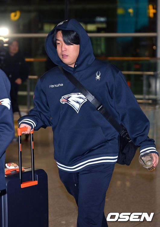 [OSEN=인천공항, 민경훈 기자] 프로야구 한화 이글스가 2026 시즌을 준비하기 위해 23일 오전 인천공항을 통해 호주 멜버른으로 1차 스프링캠프를 떠났다.김경문 감독이 이끄는 한화 선수단은 코치진 17명, 선수 46명을 합해 63명으로 1차 스프링캠프 명단을 꾸렸다.한화 강백호가 출국길에 오르고 있다. 2026.01.23 / rumi@osen.co.kr