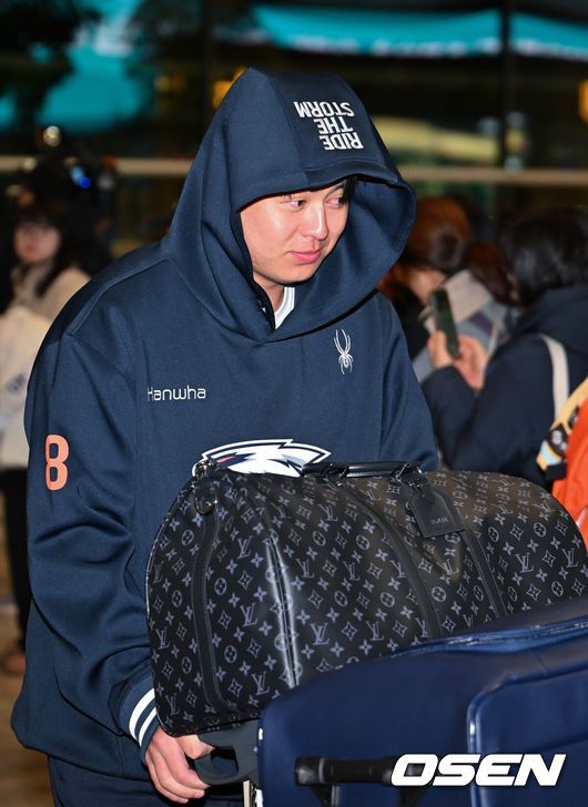 [OSEN=인천공항, 민경훈 기자] 프로야구 한화 이글스가 2026 시즌을 준비하기 위해 23일 오전 인천공항을 통해 호주 멜버른으로 1차 스프링캠프를 떠났다.김경문 감독이 이끄는 한화 선수단은 코치진 17명, 선수 46명을 합해 63명으로 1차 스프링캠프 명단을 꾸렸다.한화 노시환이 출국길에 오르고 있다. 2026.01.23 / rumi@osen.co.kr