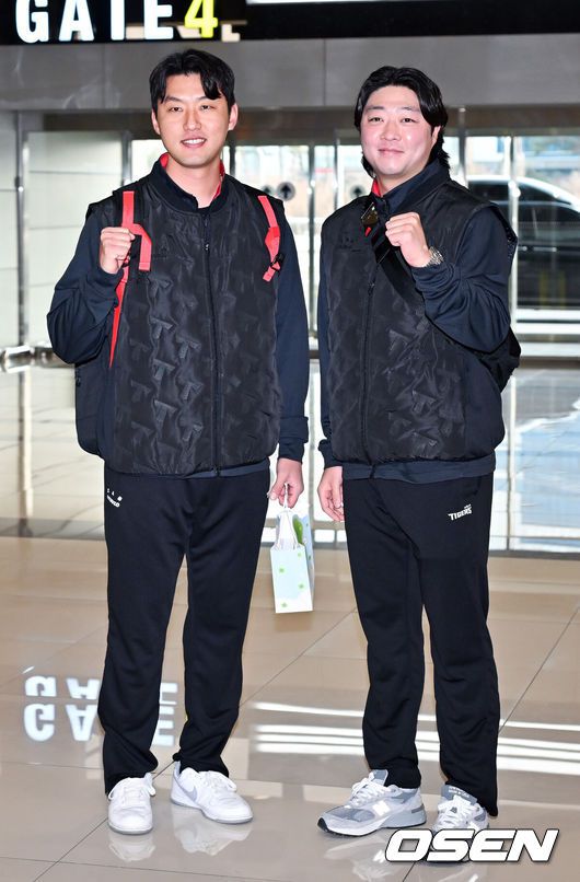 [OSEN=김포공항, 민경훈 기자] 2026시즌 스프링캠프 나서는 KIA 코칭스태프와 외국인 선수들이 23일 김포국제공항을 통해 일본 아마미오시마로 출국했다.지난해 미국 캘리포니아 어바인에서 훈련했던 KIA는 일본 가고시마현의 외딴섬인 아마미오시마로 1차 훈련지로 정했다. KIA 홍건희와 김범수가 포즈를 취하고 있다. 2026.01.23 / rumi@osen.co.kr