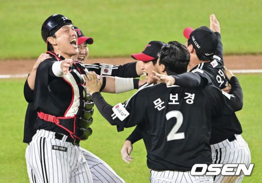 [OSEN=대전, 박준형 기자]  이변은 없었다. 2025시즌 우승팀은 무적 LG 트윈스다.프로야구 LG 트윈스는 31일 대전 한화생명볼파크에서 열린 2025 신한 SOL뱅크 KBO 한국시리즈(7전 4선승제) 한화 이글스와의 5차전에서 4-1로 승리했다.통합우승 후 LG 박동원과 유영찬, 오지환, 문보경, 구본혁이 환호하고 있다.  2025.10.31 / soul1014@osen.co.kr