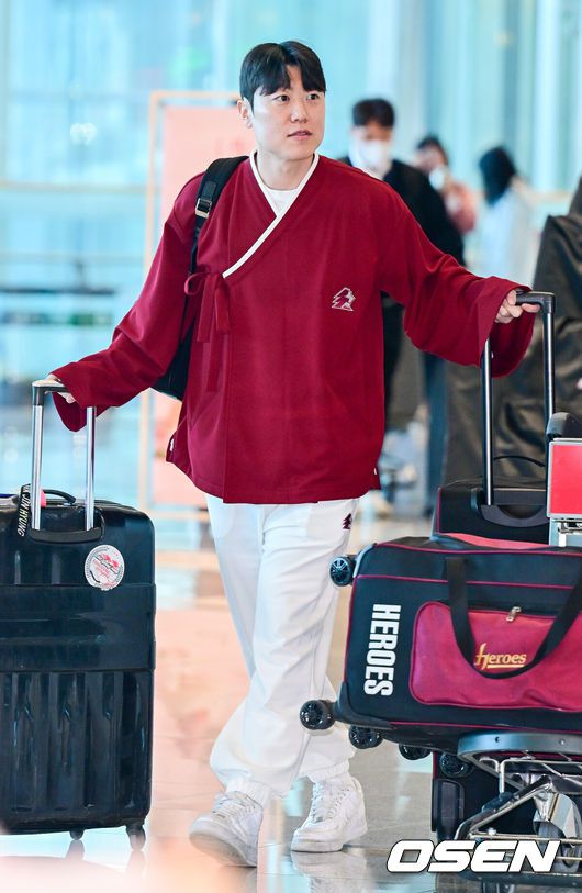 [OSEN=인천공항, 최규한 기자] 프로야구 키움 히어로즈가 2026 시즌을 준비하기 위해 22일 오전 대만 가오슝으로 출국했다.키움은 22일부터 3월 7일까지 총 45일간 대만 가오슝에서 2026시즌을 위한 스프링캠프에 돌입한다. 이번 캠프에는 설종진 감독을 포함한 코칭스태프 12명과 선수 48명 등 총 60명이 참가한다.키움 박진형을 선수들이 출국장에 들어서고 있다. 2026.01.22 / dreamer@osen.co.kr