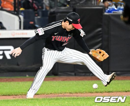 [OSEN=대전, 이대선 기자] 31일 대전 한화생명볼파크에서 2025 신한 SOL Bank KBO리그 포스트시즌 한국시리즈 5차전 한화 이글스와 LG 트윈스의 경기가 열렸다.이날 경기에 한화는 문동주를, LG는 톨허스트를 선발투수로 내세웠다. 3회말 무사 1,2루에서 LG 구본혁이 한화 문현빈의 타구를 잡지 않고 파울을 기다리고 있다. 2025.10.31 /sunday@osen.co.kr