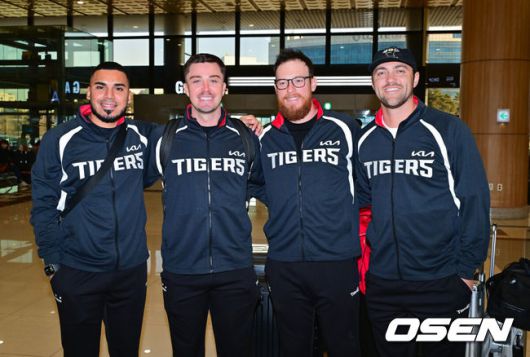 [OSEN=김포공항, 박준형 기자] 2026시즌 스프링캠프 나서는 KIA 코칭스태프와 외국인 선수들이 22일 김포국제공항을 통해 일본 아마미오시마로 출국했다. 지난해 미국 캘리포니아 어바인에서 훈련했던KIA는 일본 가고시마현의 외딴섬인 아마미오시마로 1차 훈련지로 정했다. 심재학 KIA 단장은 “미국에서 훈련해서 원하던 결과를 얻지 못했다”면서 “시차 등을 고려해도 일본이 낫다고 평가했다. 현지 실사를 했을 때 훈련에만 집중하기 딱 좋은 환경이었다”고 밝혔다.KIA 외국인 선수 카스트로와 올러, 데일, 네일이 포즈를 취하고 있다.  2026.01.22 / soul1014@osen.co.kr