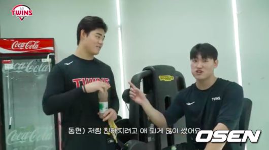 LG 신인 김동현(오른쪽)과 박준성 이천 LG챔피언스파크에서 훈련 도중 휴식 시간에 이야기를 나누고 있다. 두 선수는 1군 스프링캠프 명단에 포함됐다. / 엘튜브 화면