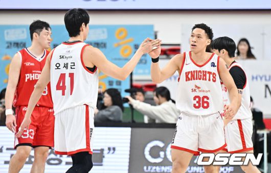 [OSEN=울산, 이석우 기자] 22일 울산 동천체육관에서 2025-2026 LG전자 프로농구 울산 현대모비스와 서울 SK의 경기가 열렸다.  치골염으로 3경기 연속 결장했던 해먼즈가 훈련에 복귀한 가운데, 돌파력과 수비, 리바운드 가담 능력을 갖춘 신장 190cm의 새 아시아쿼터 존킴웰 피게로아가 데뷔전을 치르는 현대모비스가 SK를 상대로 어떤 경기력을 보여줄지 관심이 쏠린다.서울 SK 에디 다니엘이 골을 성공시키고 오세근과 하이파이브를 하고 있다. 2026.01.22 / foto0307@osen.co.kr