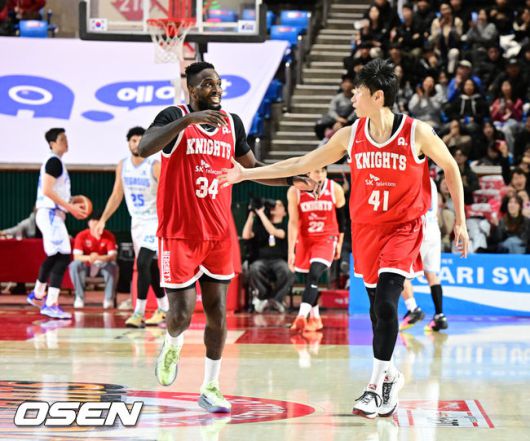 [OSEN=잠실학생체, 지형준 기자] 24일 서울 잠실학생체육관에서 2025-2026 LG전자 프로농구 서울 SK와 대구 한국가스공사의 경기가 열렸다.SK는 4위(19승 14패), 한국가스공사는 10위(11승 22패)를 기록중이다.3쿼터 SK 오세근이 3점슛을 성공시키며 워니와 기뻐하고 있다. 2026.01.24 /jpnews@osen.co.kr