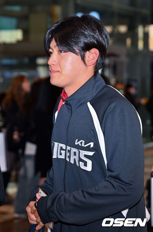[OSEN=김포공항, 민경훈 기자] 2026시즌 스프링캠프 나서는 KIA 코칭스태프와 외국인 선수들이 23일 김포국제공항을 통해 일본 아마미오시마로 출국했다.지난해 미국 캘리포니아 어바인에서 훈련했던 KIA는 일본 가고시마현의 외딴섬인 아마미오시마로 1차 훈련지로 정했다. KIA 김도영이 출국길에 오르고 있다. 2026.01.23 / rumi@osen.co.kr