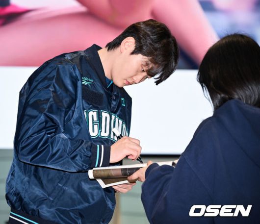 [OSEN=인천공항, 민경훈 기자] 프로야구 NC 다이노스가 스프링캠프를 위해 24일 오후 인천국제공항을 통해 미국 LA로 출국했다.NC 스프링캠프 본진은 로스앤젤레스에 도착한 후 미국 국내선을 경유해 애리조나 투손으로 이동할 예정이다.NC 전사민이 출국길에 오르며 팬에게 사인을 해주고 있다. 2026.01.24 / rumi@osen.co.kr