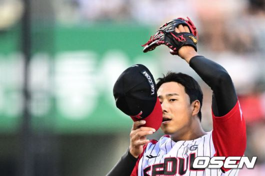 [OSEN=잠실, 조은정 기자]22일 오후 서울 잠실구장에서 2025 신한 SOL Bank KBO리그 LG 트윈스와 두산 베어스의 경기가 열렸다. LG는 송승기, 두산은 최승용이 선발로 나섰다. 8회초 LG 정우영이 두산 김민석에게 볼넷을 내주고 있다. 2025.06.22 /cej@osen.co.kr