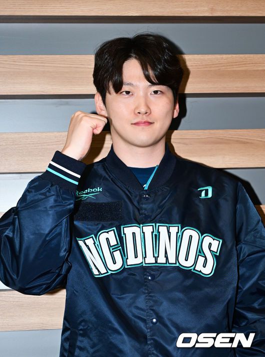 [OSEN=인천공항, 민경훈 기자] 프로야구 NC 다이노스가 스프링캠프를 위해 24일 오후 인천국제공항을 통해 미국 LA로 출국했다.NC 스프링캠프 본진은 로스앤젤레스에 도착한 후 미국 국내선을 경유해 애리조나 투손으로 이동할 예정이다.NC 전사민이 출국길에 오르며 포즈를 취하고 있다. 2026.01.24 / rumi@osen.co.kr