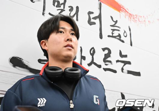 [OSEN=부산, 이석우 기자] 롯데 자이언츠 선수단이 25일 김해공항을 통해 전지훈련지인 대만 타이난으로 출국했다.김태형 감독 등코치진과 투수20명,포수5명,내야수9명,외야수7명 등 총41명의 선수단이 1월 20일까지 1차 캠프에서 체력 강화와 기술 훈련을 치른 뒤 21일부터 3월 5일까지 일본 미야자키로 옮겨 2차 캠프에서 구춘리그에 참가해 실전 감각을 점검한다. 롯데 자이언츠 쿄야마가 인터뷰를 하고 있다. 2026.01.25 / foto0307@osen.co.kr