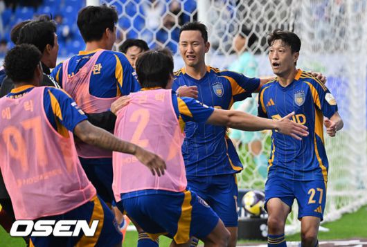 [OSEN=울산, 이석우 기자] 18일 울산 문수축구경기장에서 하나은행 K리그1 2025 울산 HD와 광주FC의 경기가 열렸다.  신태용 감독 경질을 두고 후폭풍이 몰아친 울산은 급격히 무너져 강등권까지 추락했고, 반면 광주FC는 파이널A 진출의 마지막 불씨를 살리기 위해 총력전에 나섰다.울산 HD 이청용이 페널티킥을 성공하고 기뻐하고 있다. 2025.10.18 / foto0307@osen.co.kr
